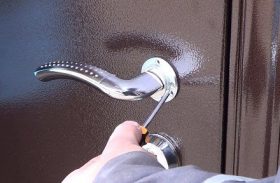 Замена дверной ручки металлической двери в Тобольске