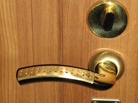 Замена дверной ручки входной двери в Тобольске