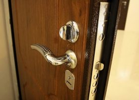 Замена входной двери в квартире в Тобольске